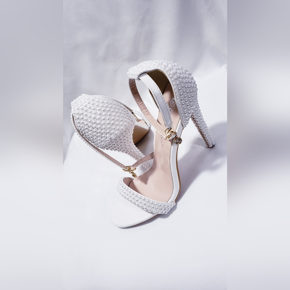 Women Classic sandals with Metallic Strap